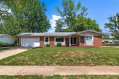 1 Edinburg Ct, Florissant, MO 63033