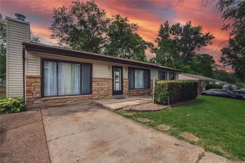 25 Capri Dr, Florissant, MO 63033