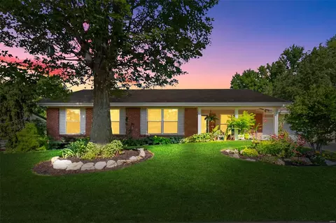 1545 Westport Dr, Saint Louis, MO 63146