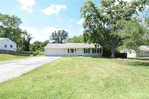 609 Parker Dr, Ballwin, MO 63021 photo 2