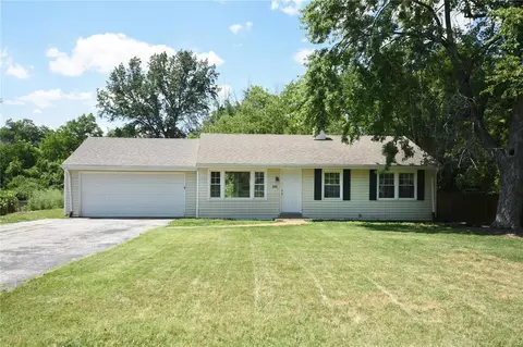 609 Parker Dr, Ballwin, MO 63021