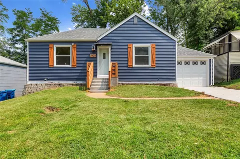 7423 Esterbrook Dr, Saint Louis, MO 63136