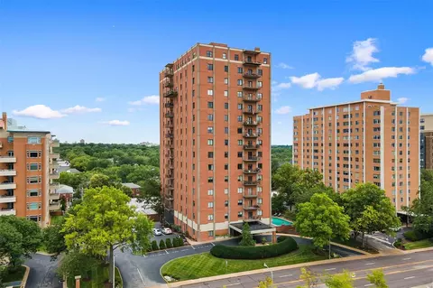 816 S Hanley Rd #4A, Clayton, MO 63105