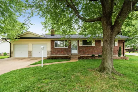 853 Castleaire Pkwy, Saint Louis, MO 63129