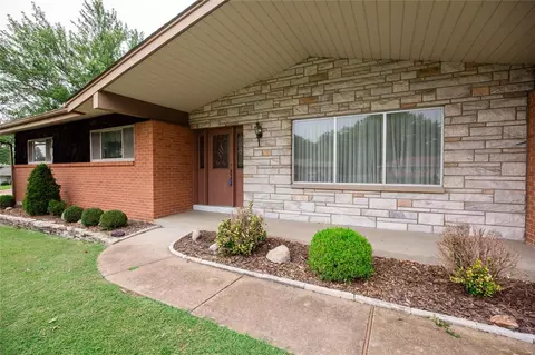 12121 Courtwick Dr, Saint Louis, MO 63128