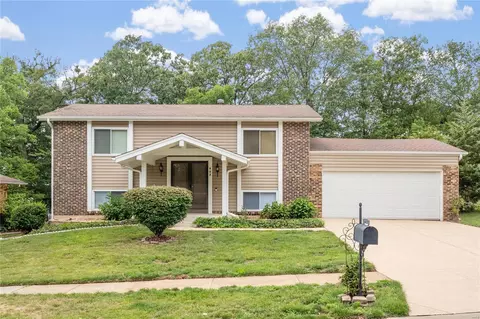 903 Parma Dr, Ballwin, MO 63021