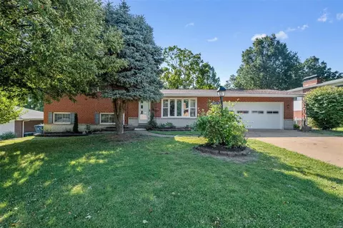 2412 Sunnybrook Dr, Saint Louis, MO 63114