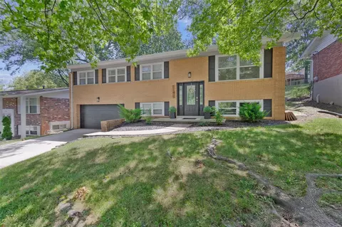 11270 Briarstone Dr, Saint Louis, MO 63126