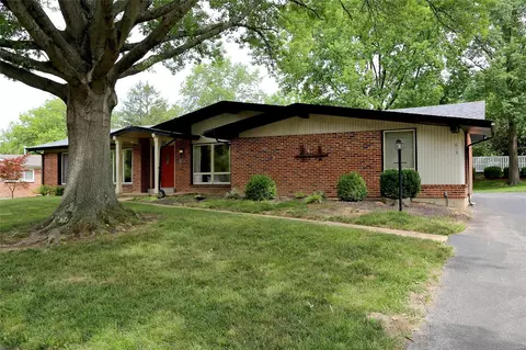 613 Claymont Dr, Ballwin, MO 63011 photo 2