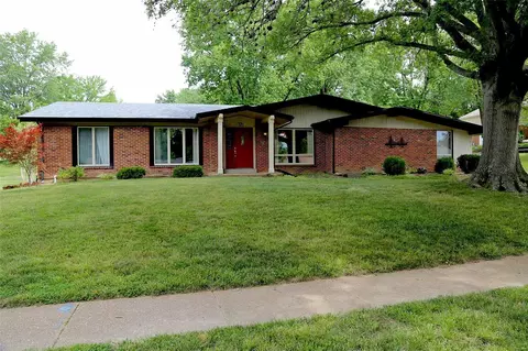 613 Claymont Dr, Ballwin, MO 63011