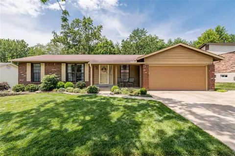 5487 Fireleaf Dr, Saint Louis, MO 63129