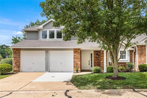 13307 Woodlake Village Ct, Saint Louis, MO 63141