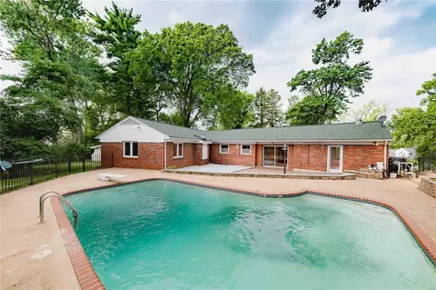 53 Grantwood Ln, Saint Louis, MO 63123