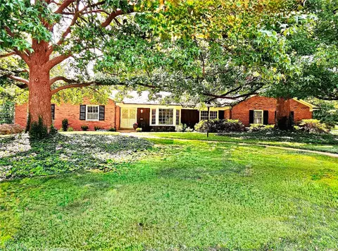 1627 Dunmorr Dr, Saint Louis, MO 63131