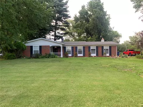 24 Queens Dr, Florissant, MO 63034