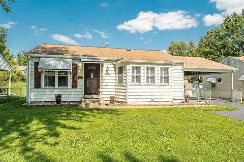 12142 Sunnycrest Pl, Maryland Heights, MO 63043