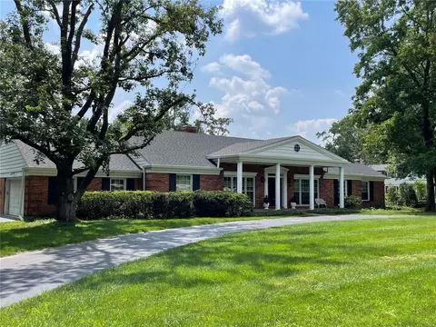 454 Steeplechase Ln, Frontenac, MO 63131