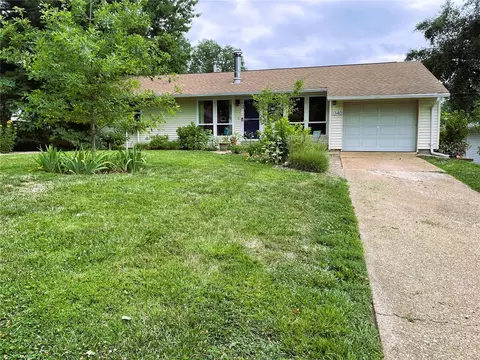 1340 Samoa Dr, Saint Louis, MO 63126