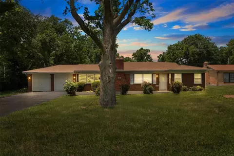 8167 Gardner Ln, Saint Louis, MO 63134