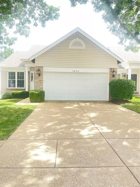 3254 Country Hollow Dr, Saint Louis, MO 63129