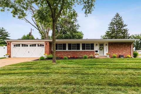 2635 N Waterford Dr, Florissant, MO 63033