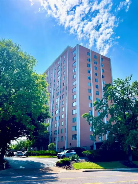 900 S Hanley Rd #4D, Saint Louis, MO 63105
