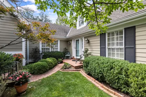 3 Hawbrook Ln, Kirkwood, MO 63122