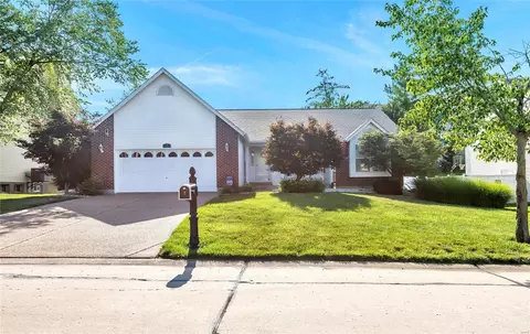 7 Country Crossing Estates Dr, St. Peters, MO 63376