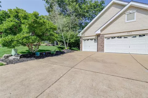 807 Timber Glen Ln, Ballwin, MO 63021 photo 3