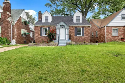 6825 Bartmer Ave, Saint Louis, MO 63130