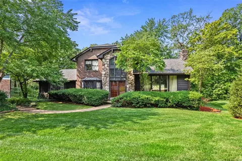 13250 Pinetree Lake Dr, Chesterfield, MO 63017