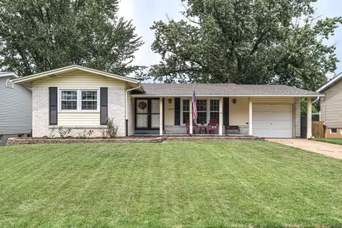 12439 Glenbush Dr, Maryland Heights, MO 63043