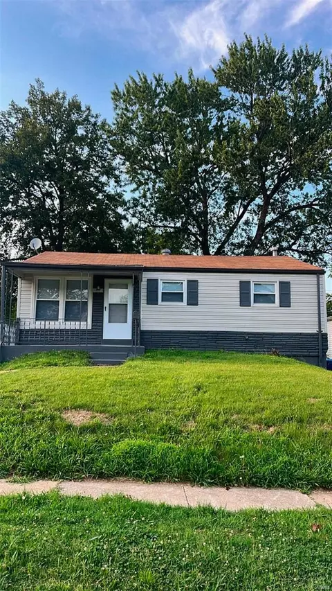 8625 Harold Dr, Saint Louis, MO 63134