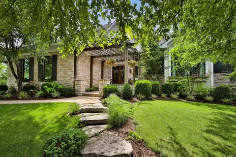 720 E Madison Ave, Oakland, MO 63122