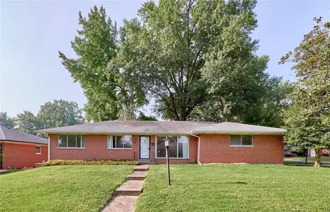 5904 Deerwood Dr, Saint Louis, MO 63123