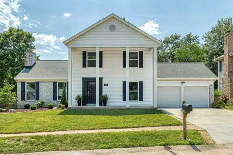 812 Stone Canyon Dr, Manchester, MO 63021