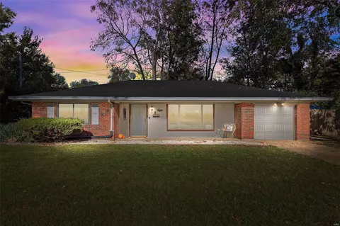 8 Hazelwood Ct, Hazelwood, MO 63042