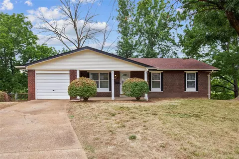 8915 Sumter Dr, Saint Louis, MO 63136