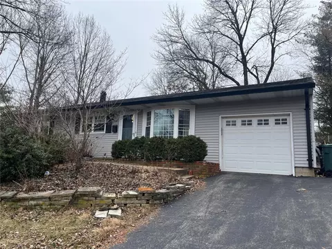 1510 Friar Ln, Saint Louis, MO 63122