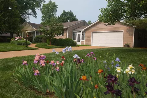 549 Iris Ln, Saint Louis, MO 63122