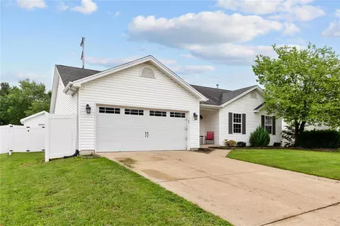 8 Betsys Flag Ct, O'fallon, MO 63366 photo 2