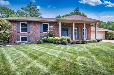 610 Sarawood Ln, Creve Coeur, MO 63141