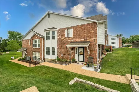 2552 Coppergate Square Dr, Saint Louis, MO 63129