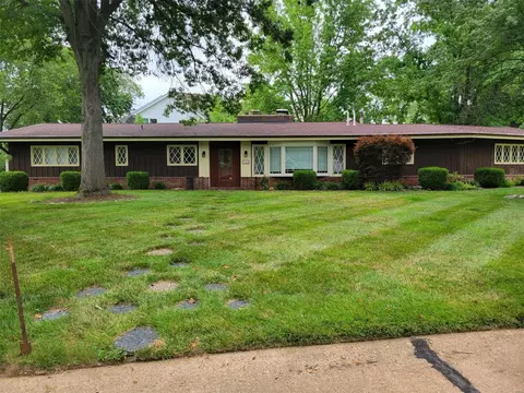1306 Fawnvalley Dr, Saint Louis, MO 63131