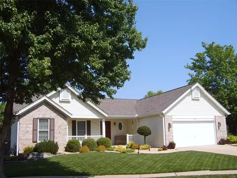 1611 Summerpoint Ct, Fenton, MO 63026