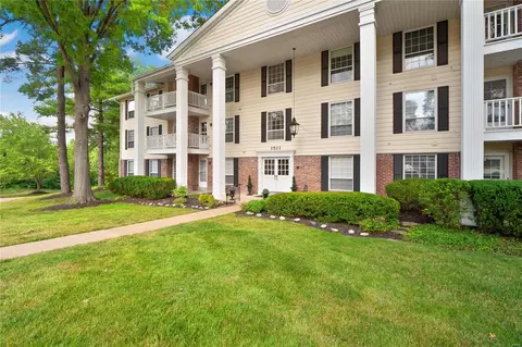 1511 Hampton Hall Dr #10, Chesterfield, MO 63017