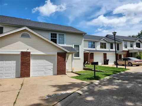 12326 White Cap Ln, Florissant, MO 63033