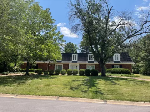 11712 Westham Dr, Saint Louis, MO 63131