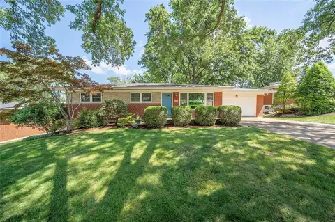 9121 Medallion Ct, Saint Louis, MO 63126