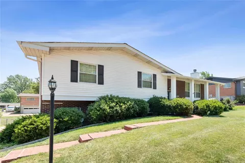 9230 Queenston Dr, Saint Louis, MO 63126